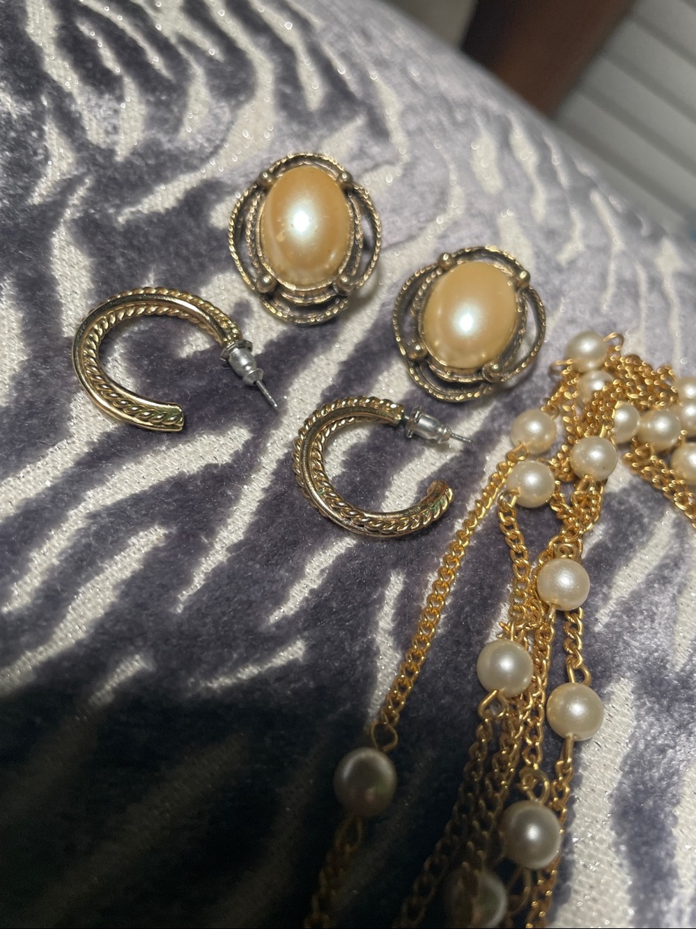 Mid-to-late 20thCenturyVintage Necklace  Two Earring Set.       #5 - Picture 3 of 9